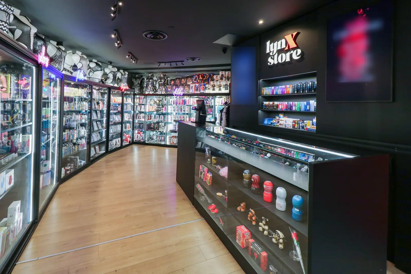 L'allée principale et le comptoir du Lynx Store